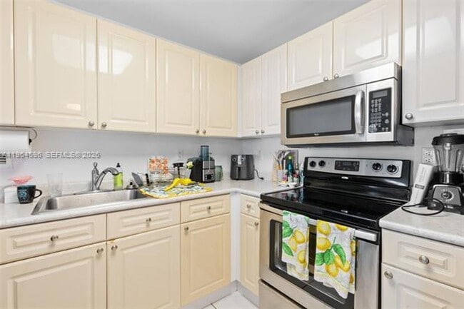 Building Photo - 2301 Collins Ave