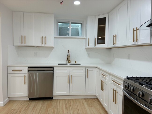 Building Photo - 716 11TH St