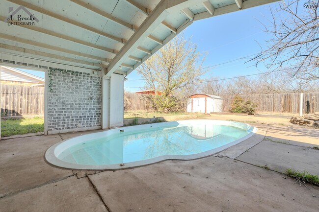 Building Photo - 1603 Karen Ln