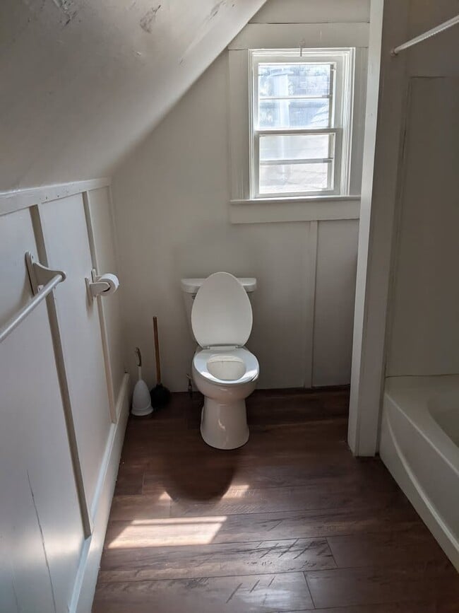 Building Photo - 512 1st Ave NE