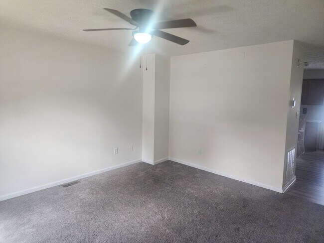 Building Photo - Electric Included! 2 Bed 1.5 Bath Condo!