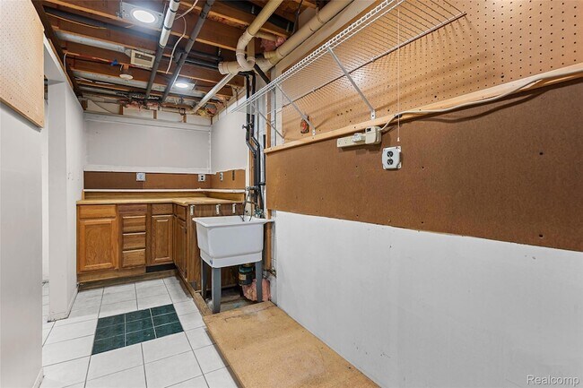 Building Photo - 6552 Orion Rd