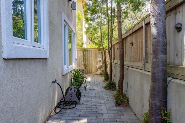 Building Photo - 4 Bed / 3 Bath San Bruno home in highly de...