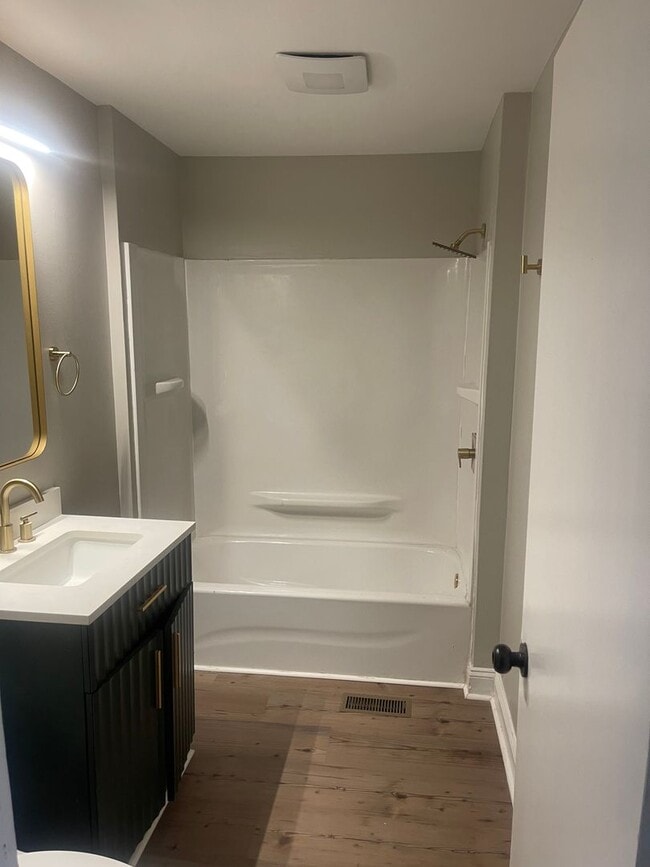 Building Photo - 637 S Rotherwood Ave