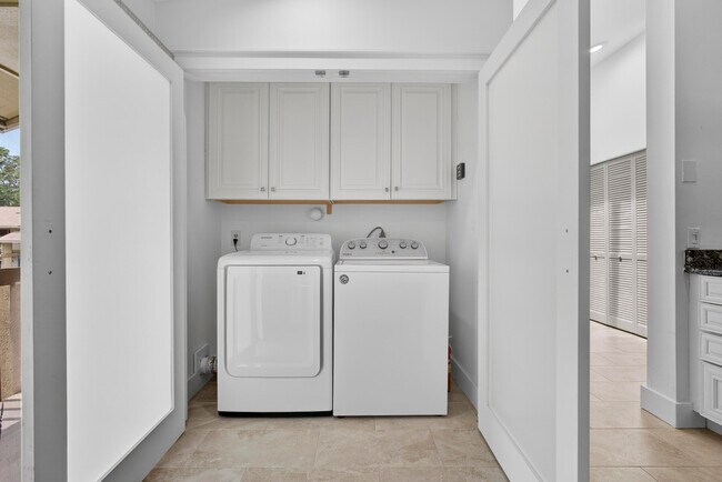 Building Photo - 13085 Belhaven Ct