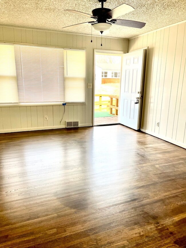 Building Photo - Charming West Tulsa 3 Bed 1.5 Bath House