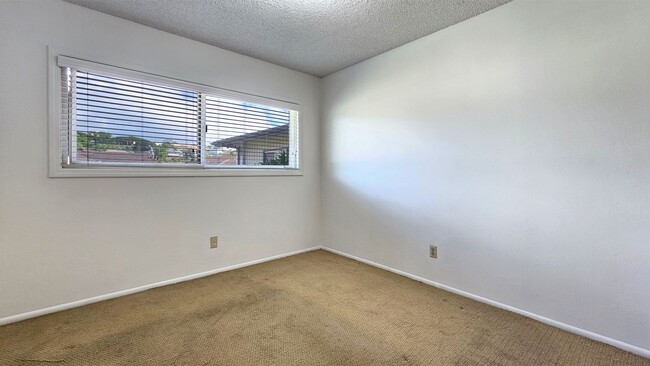 Building Photo - Salt Lake community, single-level 3 bedroo...