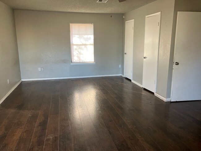 Building Photo - 511 Mark St