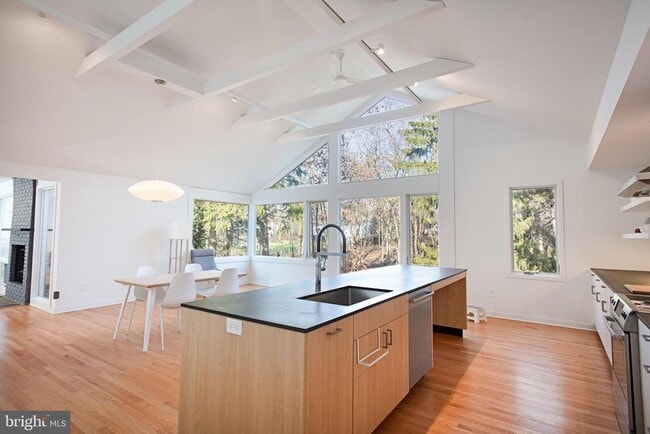 Building Photo - 92 Overbrook Dr