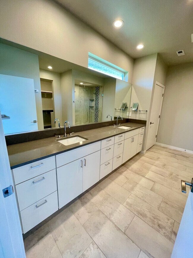 Building Photo - Flexible Living in North Ellensburg