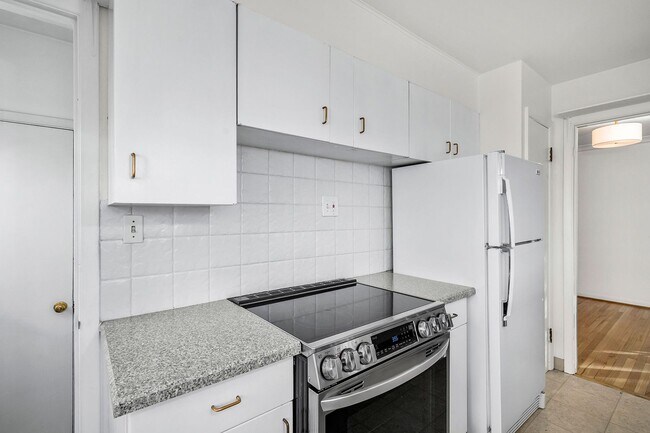 Building Photo - 2BD, 2BA Wellshire Home with Finished Basement and Attached 1-Car Garage