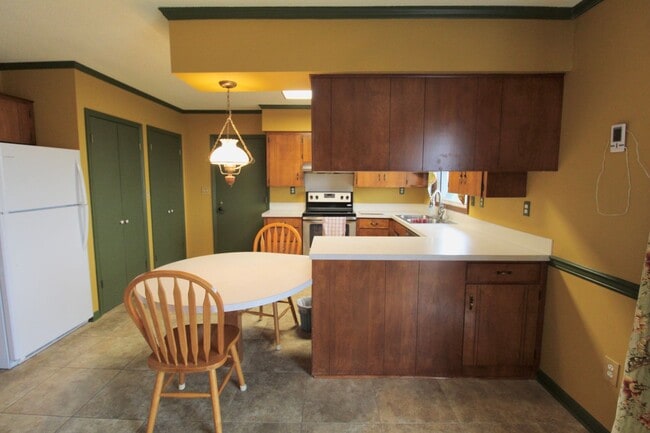 Building Photo - For Rent: Spacious Ranch-Style Home with S...