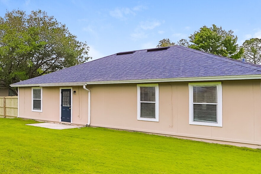 Building Photo - 2643 Pinewood Blvd E