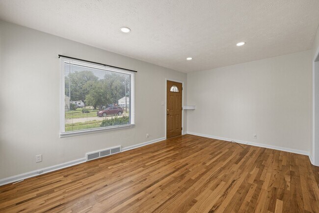 Building Photo - Cozy 3-Bedroom Ranch with Garage in Charmi...