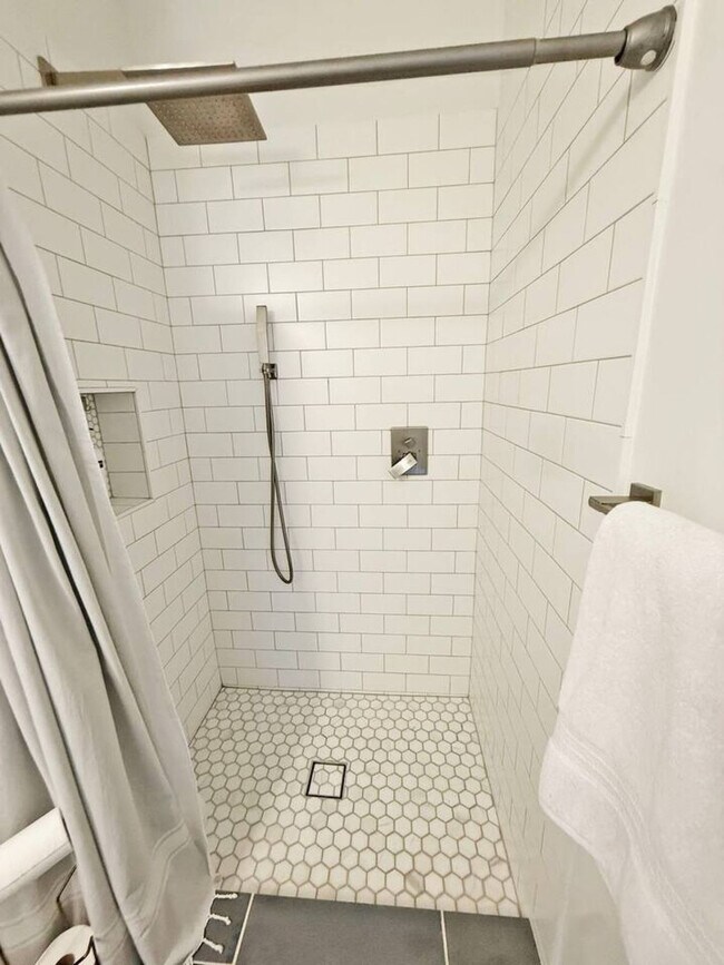 Building Photo - 1408 Pleasant St