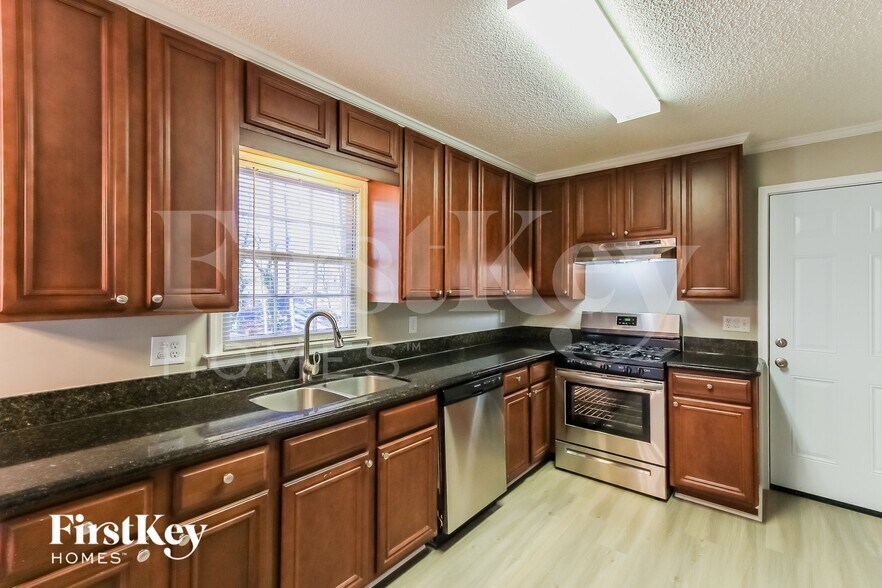 Building Photo - 130 Whisperwood Ln