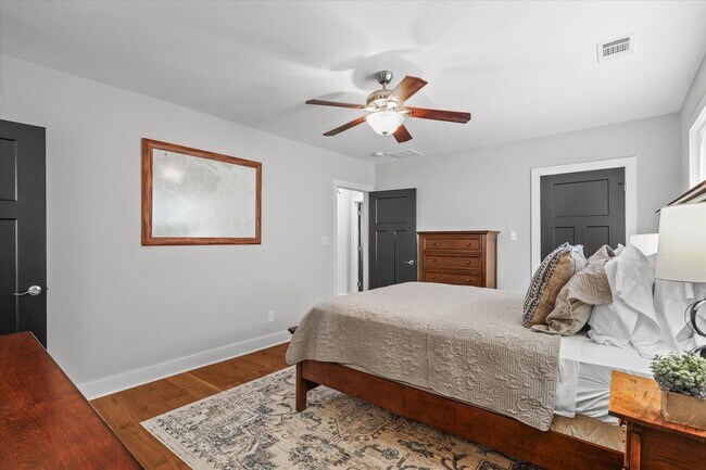 Building Photo - Short Term Only