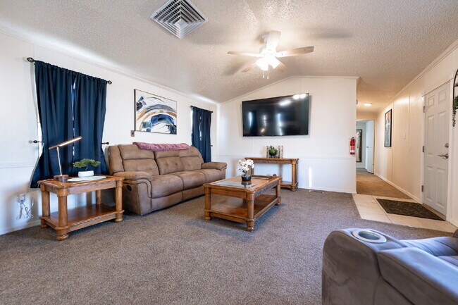 Building Photo - Charming Fully Furnished 2 Bed Home with M...