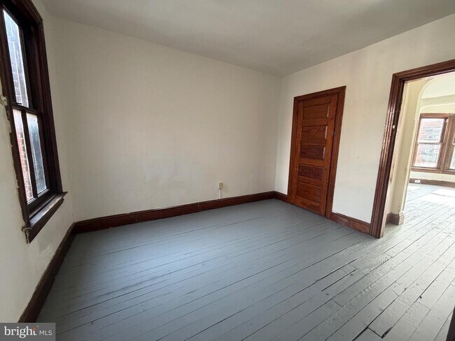 Building Photo - 347 E King St