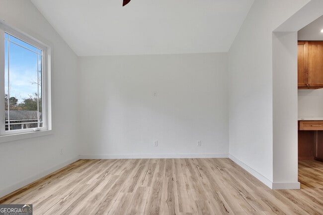 Building Photo - 183 Pine St NE