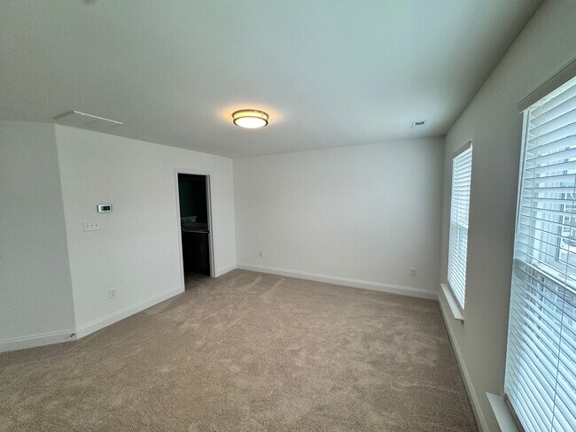 Building Photo - 13800 Village View Dr