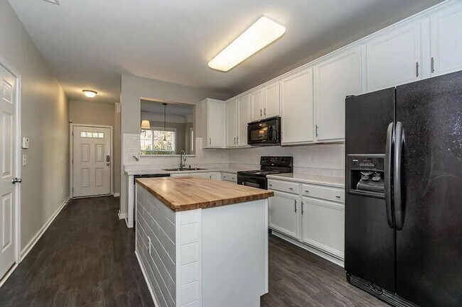 Building Photo - 546 Elm Ave