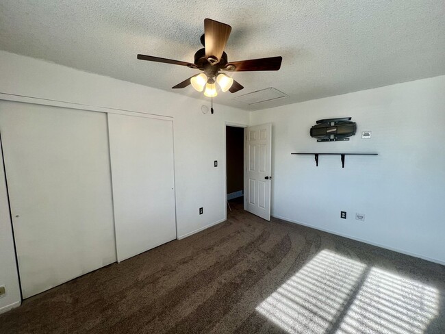 Building Photo - Charming 2 bedroom second story condo avai...