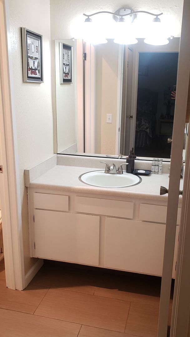 Building Photo - Charming Fully Furnished 2 Bed, 2 Bath Con...