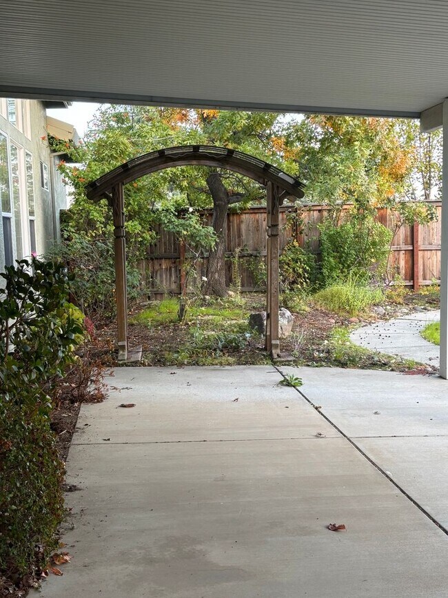 Building Photo - Beautiful 3 Bedroom 3 Bath Home