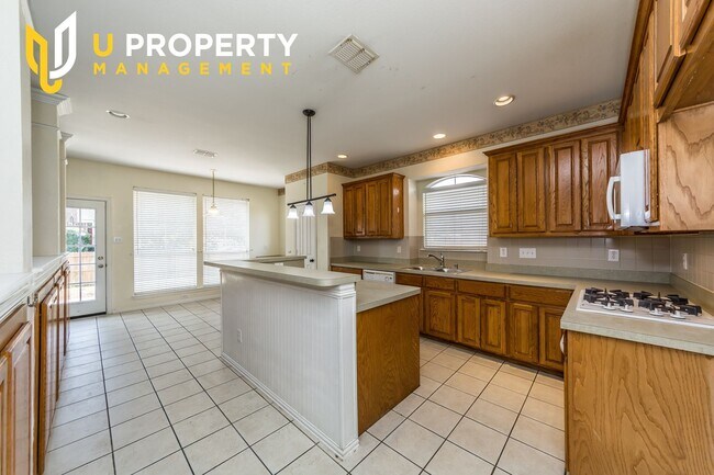 Building Photo - 6 Bedrooms, 3 garage space house. US75 & A...