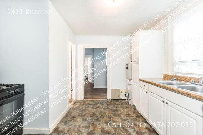 Building Photo - 1371 Ross St