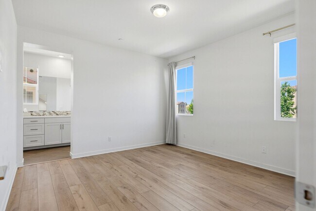 Building Photo - 4 Bedroom Townhome for rent In Murrieta
