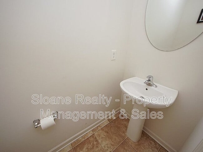 Building Photo - 572 Truman Dr