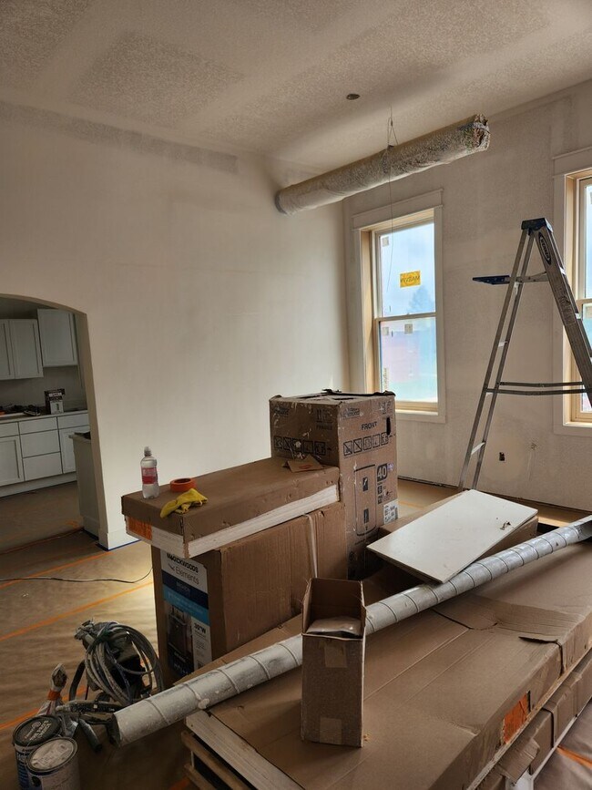 Building Photo - Beautifully remodeled 2 Bed + office apart...