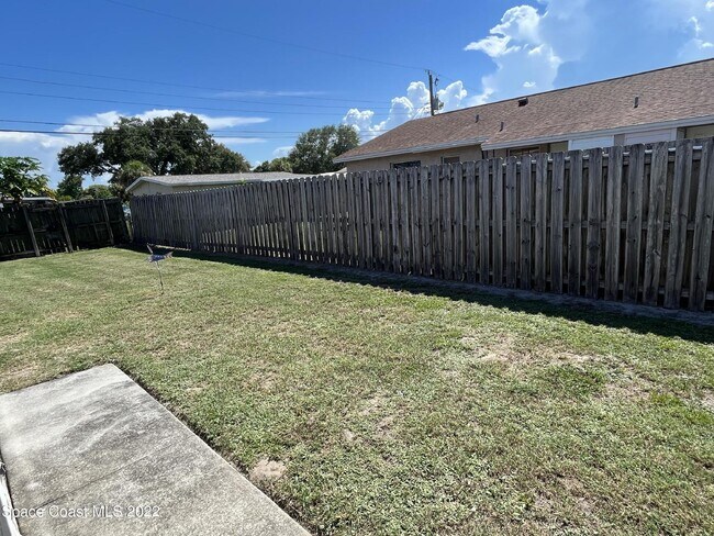 Building Photo - 2 bedroom 2 bathroom duplex available for rent