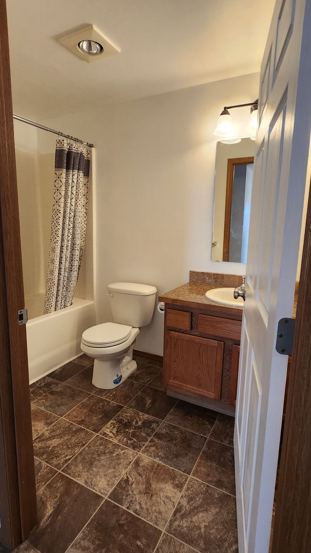 Building Photo - 2 bed 1 bath home in the country with park...