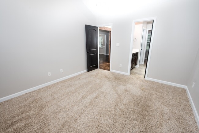 Building Photo - 204 Gillcrest Ct