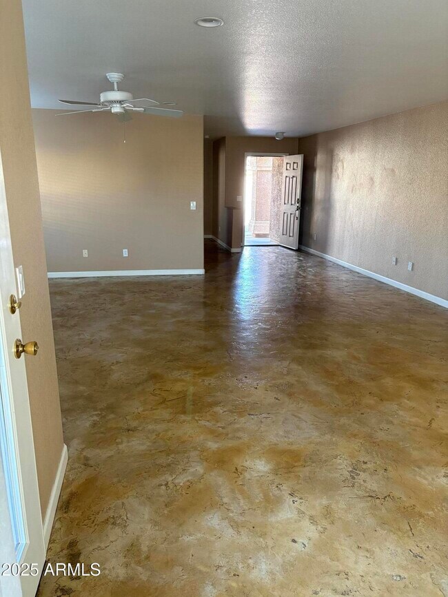 Building Photo - 2401 E Peach Tree Dr