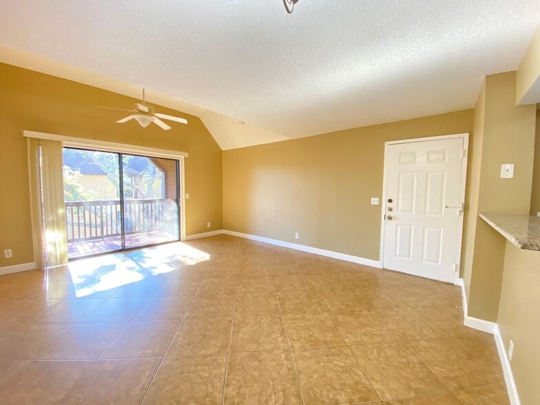 Building Photo - Altamonte Springs Lakefront Gated Community!  1/1 with a fireplace.  Coming Soon!