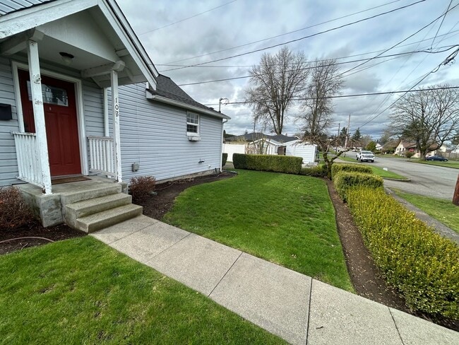 Building Photo - 900 Front St