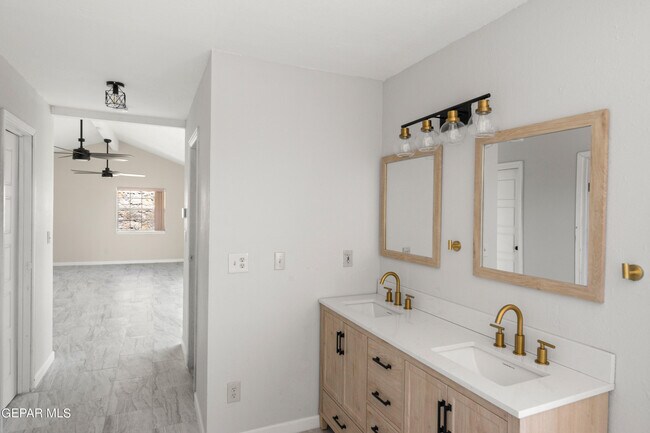 Building Photo - 4317 Larchmont Dr
