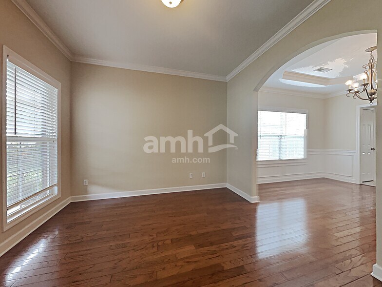 Building Photo - 1641 Silver Oak Ln