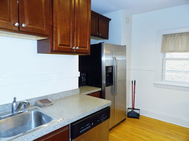 Building Photo - 2 Bedroom Condo in Brownstone