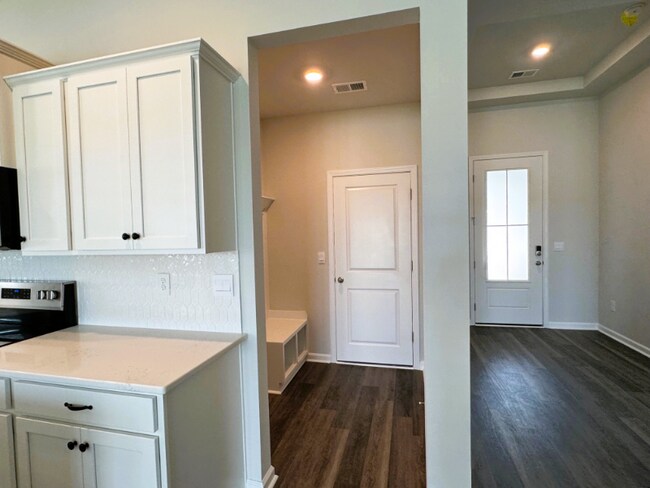 Building Photo - 811 Ireland Dr
