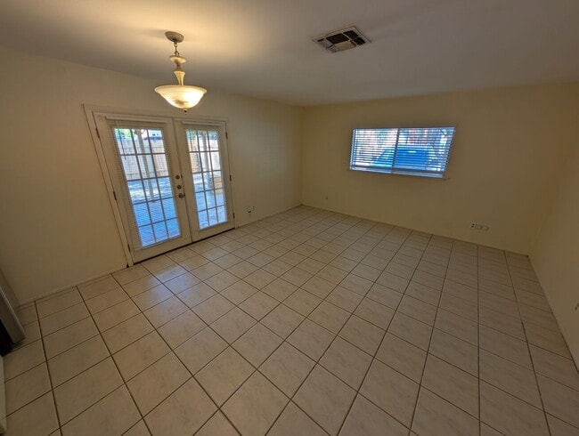 Building Photo - Walk to the Comal River, Schlitterbahn, & Downtown NB /1/1 Duplex with Courtyard! Includes Fridge...