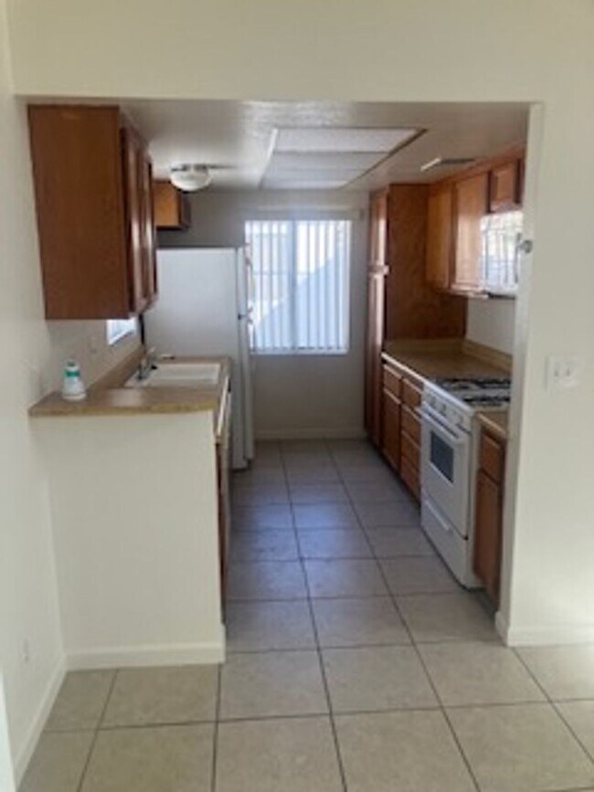 Building Photo - 3 Bedroom Townhome