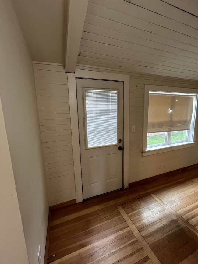 Building Photo - 644 Cowles Ave