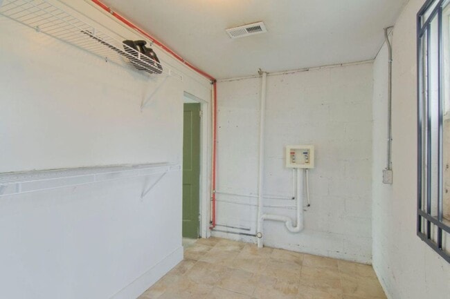 Building Photo - Knoxville 37917 - 2 bedroom, 1 bath home -...