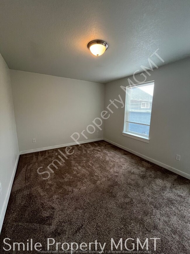 Building Photo - 2 Bedrooms with Garage Parking