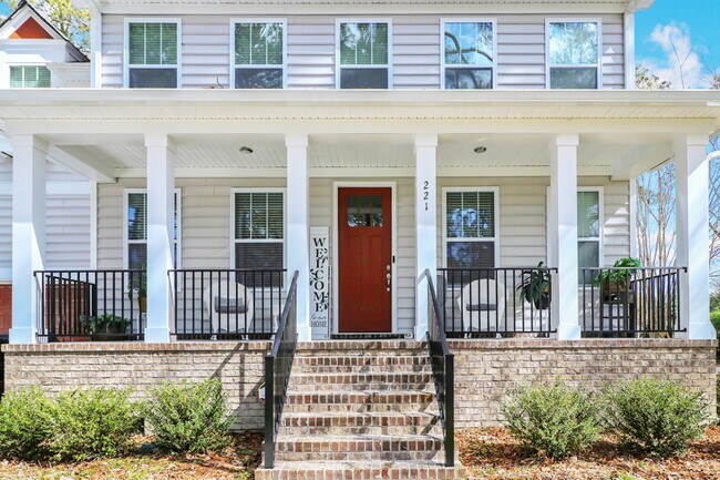 Building Photo - 221 Wilson Dr